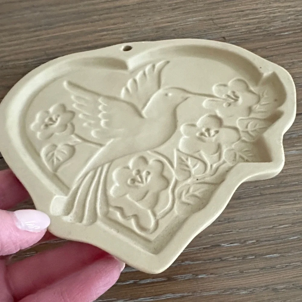 Brownbag Cookie Art, stoneware Heart-Shaped‎ with Hummingbird Design